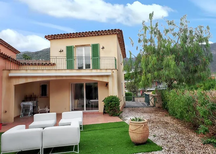 Maison De Vacances Confortable Avec Jardin Et Terrasse Au Lavandou